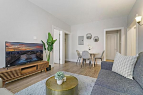 Warm Lovely 2BR Apt near Restaurants and Shops